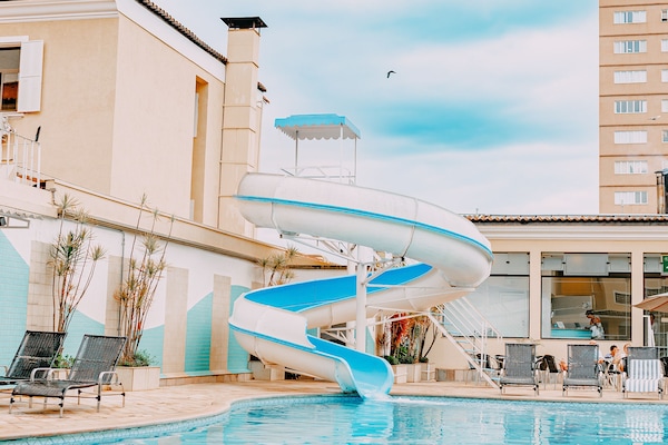 Piscine couverte, piscine extérieure, parasols de plage, chaises longues