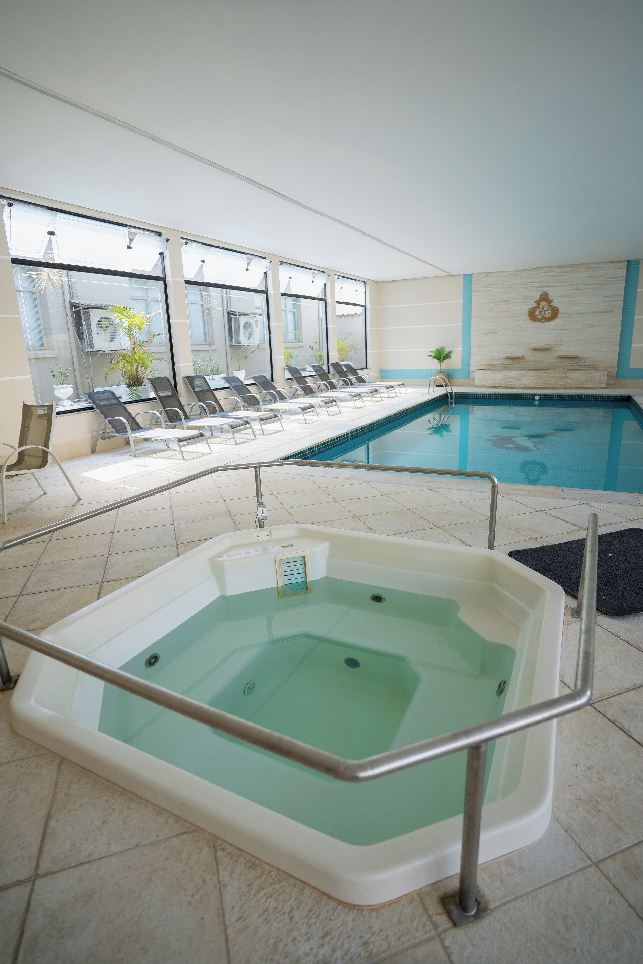 Inomhuspool, utomhuspool, parasoller och solstolar