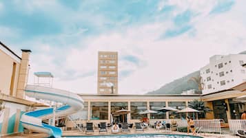 Piscina interna, piscina externa, funciona das 10h às 22h, guarda-sóis