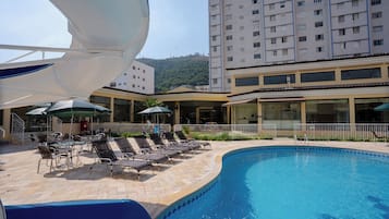 Piscine couverte, piscine extérieure, parasols de plage, chaises longues