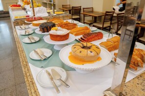 Free daily buffet breakfast - Hotel Minas Gerais (Poços de Caldas)