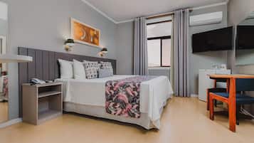 Superior tweepersoonskamer | Een minibar, een kluis op de kamer, een bureau, een laptopwerkplek