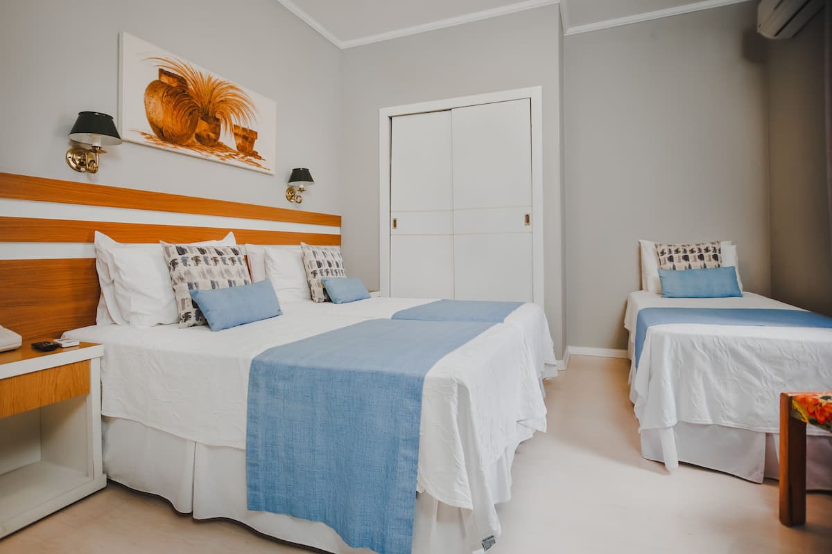 Standaard driepersoonskamer | 2 slaapkamers, een minibar, een kluis op de kamer, een bureau