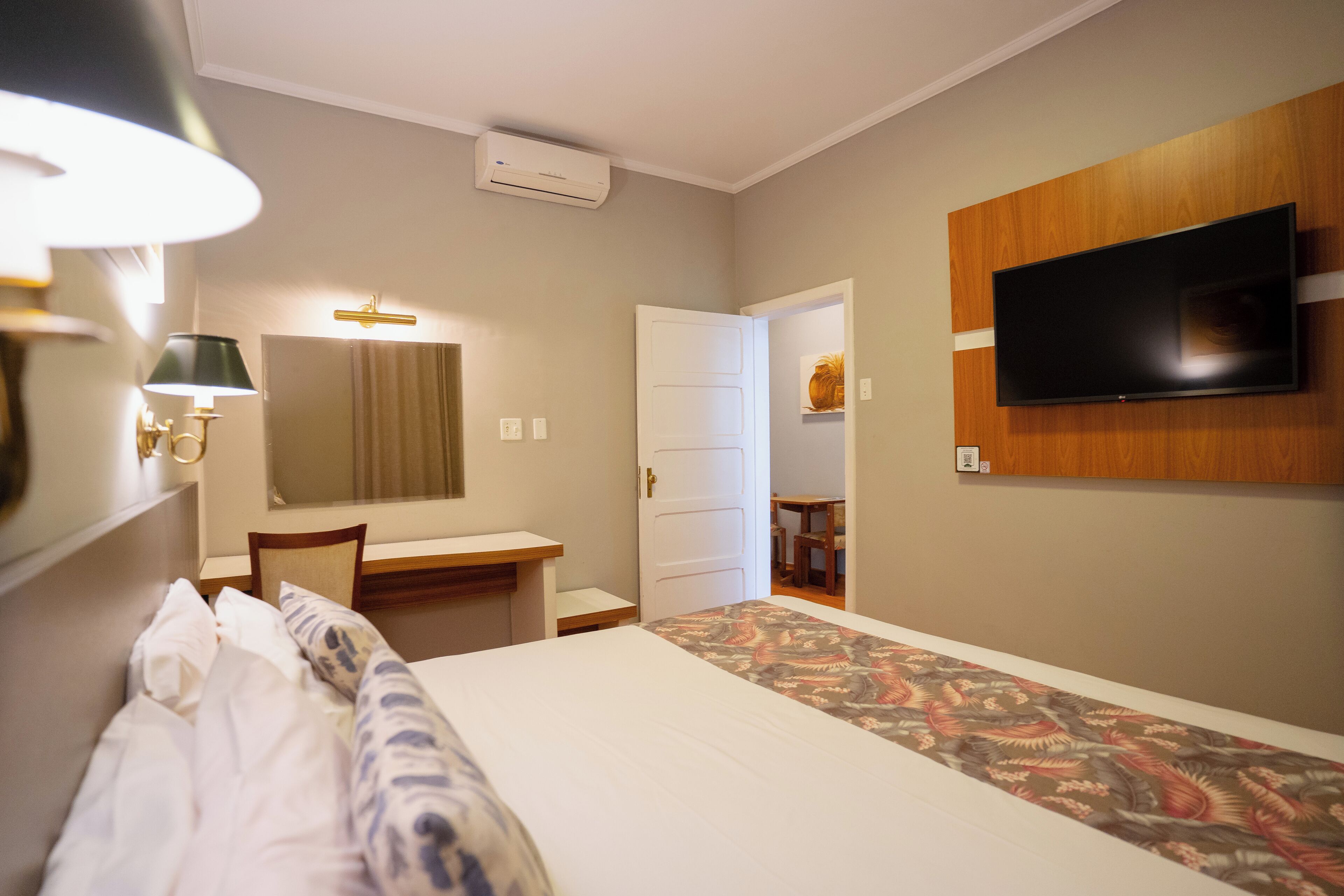 Minibar, caja de seguridad en la habitación y escritorio 