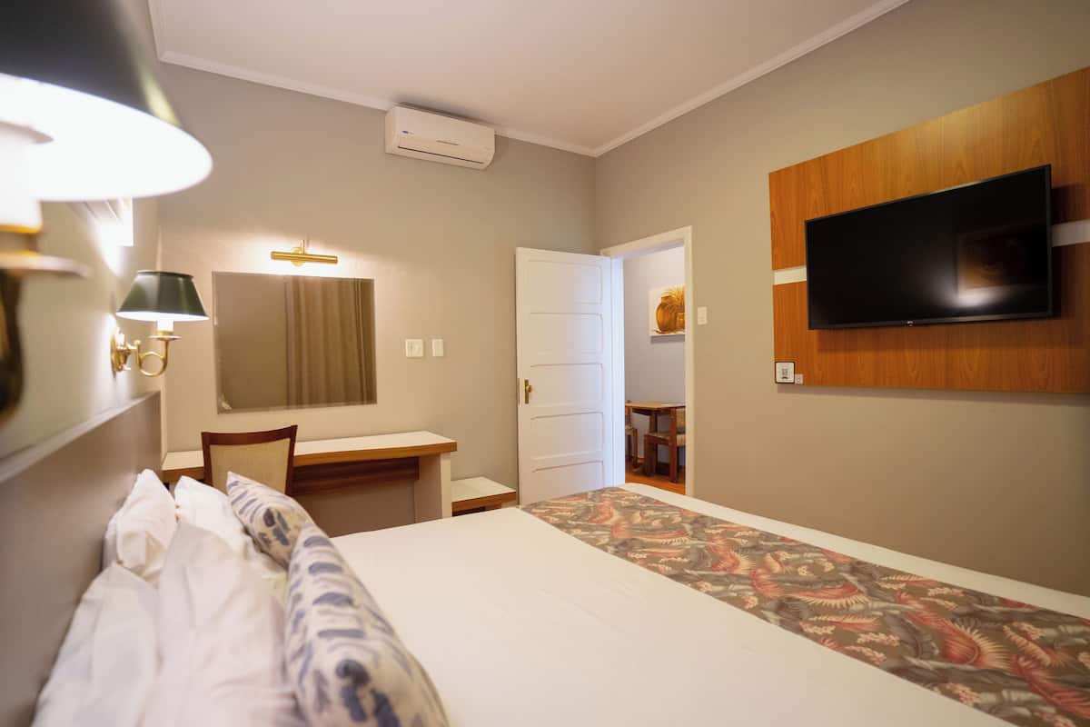 SUPERIOR CASAL COM SALETA | 2 Schlafzimmer, Minibar, Zimmersafe, Schreibtisch