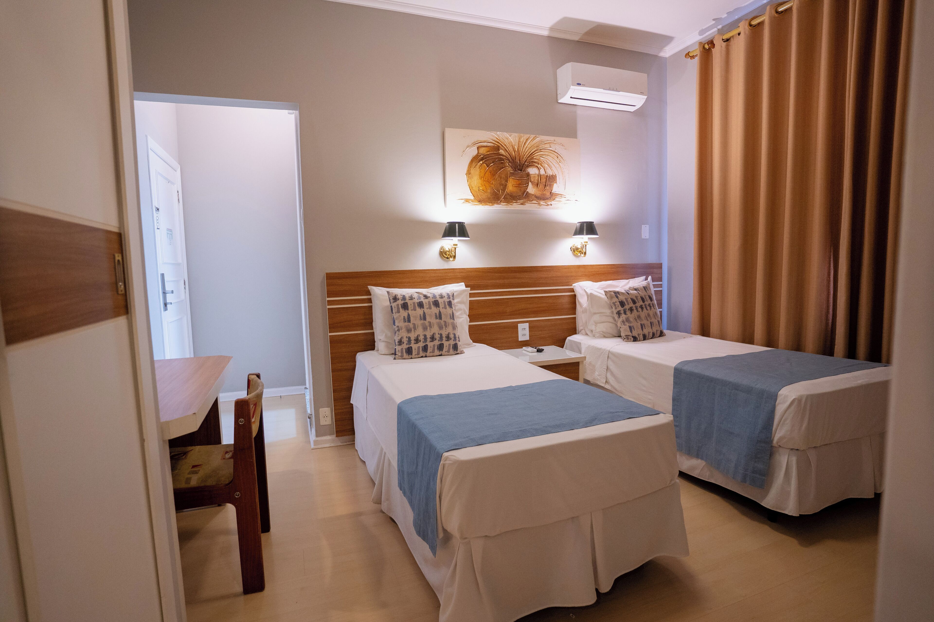 Minibar, caja de seguridad en la habitación y escritorio 