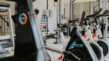 Una bicicleta estàtica i una màquina el·líptica a la sala de gimnàstica.