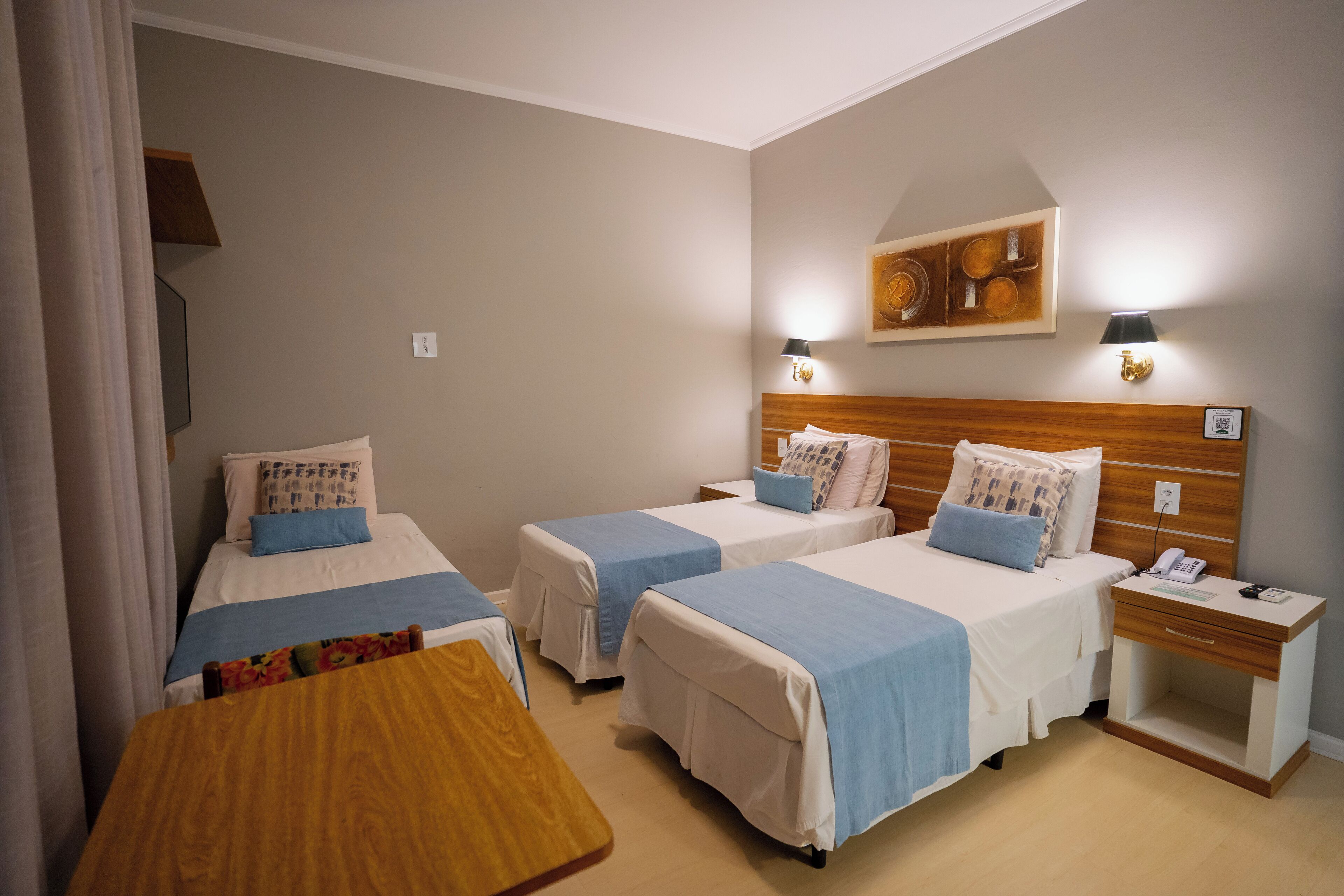 Minibar, caja de seguridad en la habitación y escritorio 