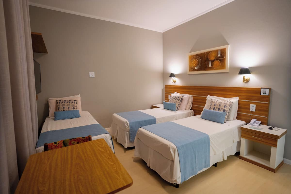 Standard-Dreibettzimmer | 2 Schlafzimmer, Minibar, Zimmersafe, Schreibtisch