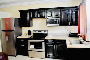 Appartement exécutif, 1 chambre, cuisine, secteur Affaires | Cuisine privée | Réfrigérateur grande capacité avec congélateur, four à micro-ondes