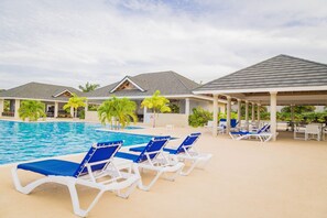 Outdoor pool, pool umbrellas, sun loungers - Ocho Rios Villa at The Palms VI (St. Ann's Bay)