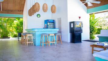 Bar junto a la piscina