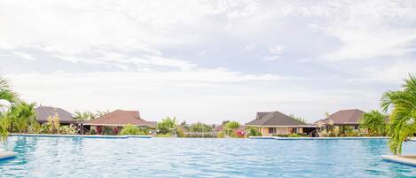 Piscine extérieure, parasols de plage, chaises longues