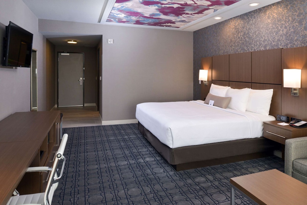Pillowtop beds, desk, blackout drapes, soundproofing