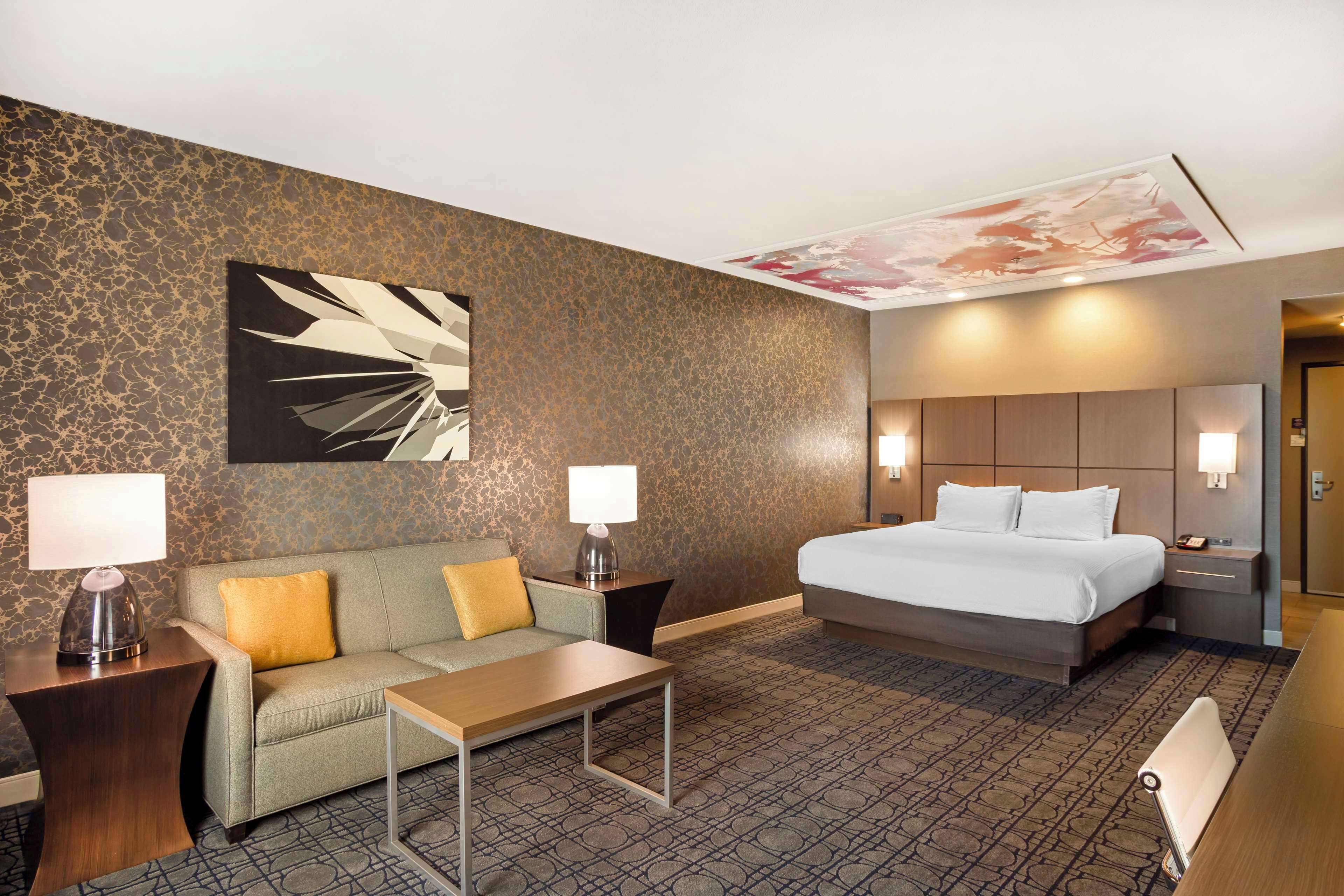 Habitación estándar, 1 cama de matrimonio grande, no fumadores (with Sofabed) | Colchones con acolchado adicional, escritorio, cortinas opacas