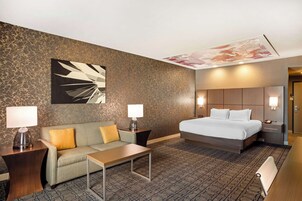 Colchones con pillow-top, escritorio y cortinas blackout 