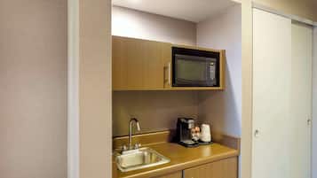 Habitación estándar, 2 camas de matrimonio, no fumadores, frigorífico y microondas (with Sofabed) | Servicio de la habitación