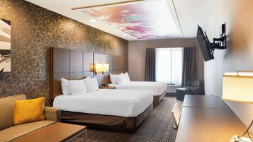 Habitación estándar, 2 camas Queen size, para no fumadores, refrigerador y microondas (with Sofabed) | Camas con pillow-top, escritorio, cortinas blackout y insonorización