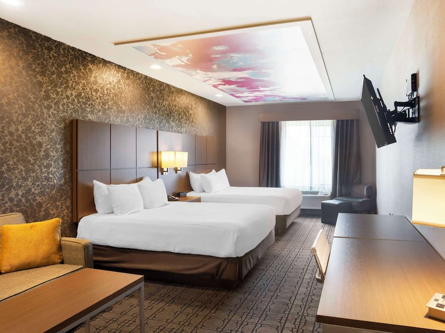 Colchones con pillow-top, escritorio y cortinas blackout