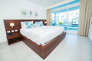 Apartamento, 2 quartos, vista para a piscina | 1 quarto, frigobar, escrivaninha, ferros/tábuas de passar roupa