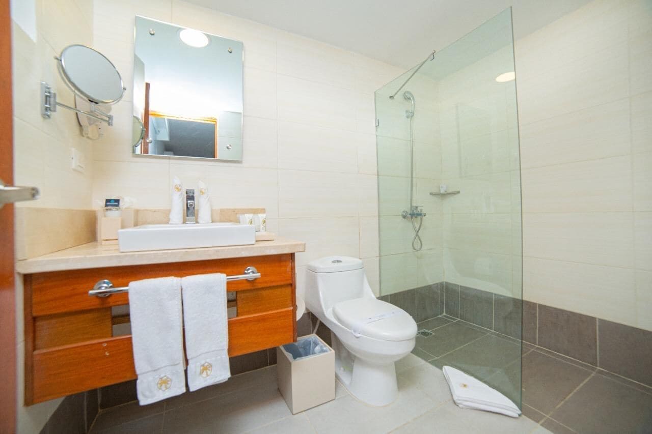 Ein Badezimmer mit Toilette, Waschbecken und Dusche.