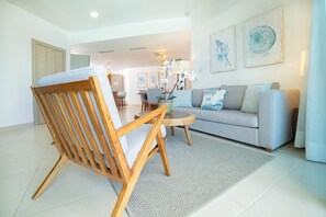 Apartamento, 3 habitaciones, vistas a la piscina | Zona de estar | Una televisión de plasma