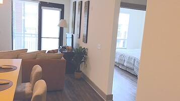 Departamento estándar, 2 habitaciones | Área de sala de estar | Televisión de pantalla plana