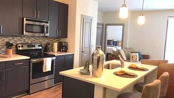 Departamento estándar, 2 habitaciones | Cocina privada | Refrigerador, microondas, horno y parrilla de estufa