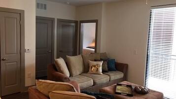 Departamento estándar, 2 habitaciones | Área de sala de estar | Televisión de pantalla plana