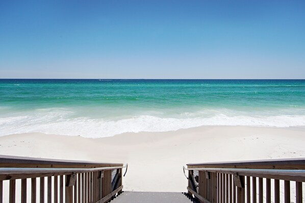 Private beach, white sand, sun-loungers, beach umbrellas - Holiday Surf and Racquet Club (Destin)