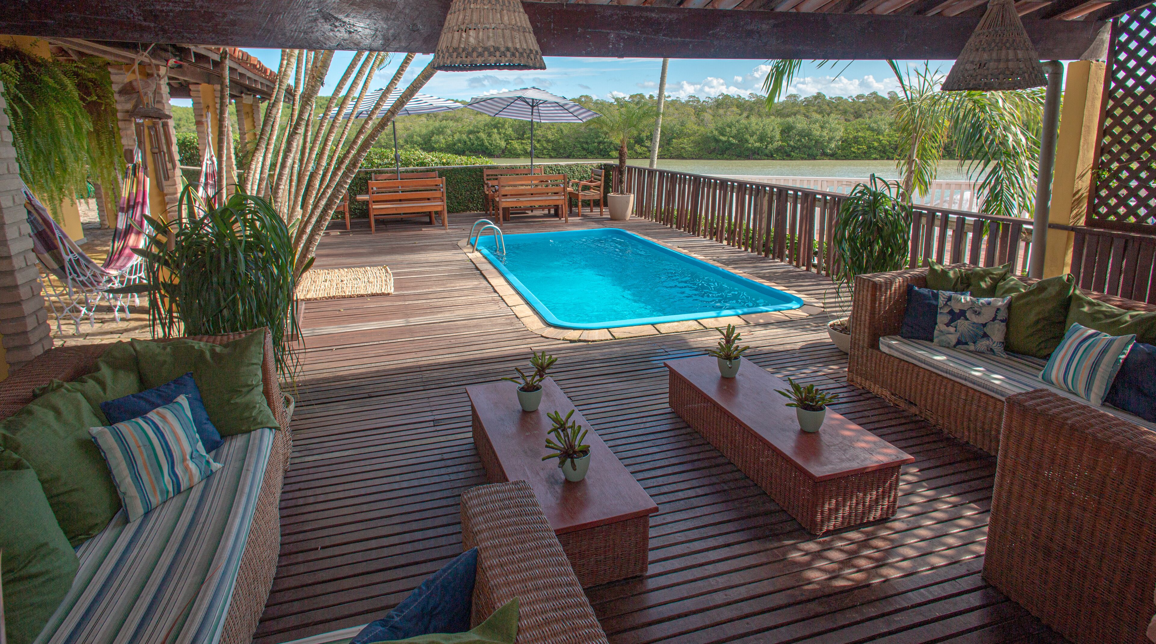 Piscina externa, espreguiçadeiras