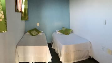 Quarto conforto, quartos conectados, vista para o rio (Suite Quádruplo Luxo) | Frigobar, Wi-Fi de cortesia, roupa de cama