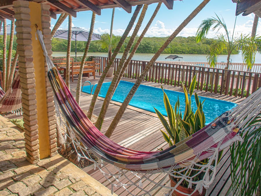 Una piscina al aire libre, tumbonas