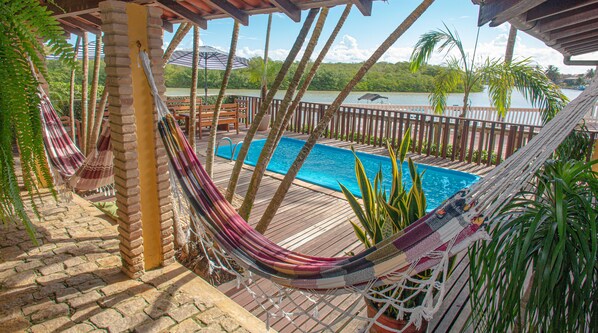 Outdoor pool, pool loungers - Pousada Canto do Rio (Prado)