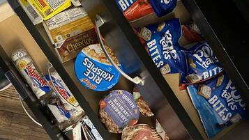 Un cajón con diversos bocadillos, incluyendo Pop Tarts, Rice Krispies y Honey Nut Cheerios.