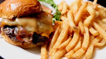 Een bord met een hamburger en friet.