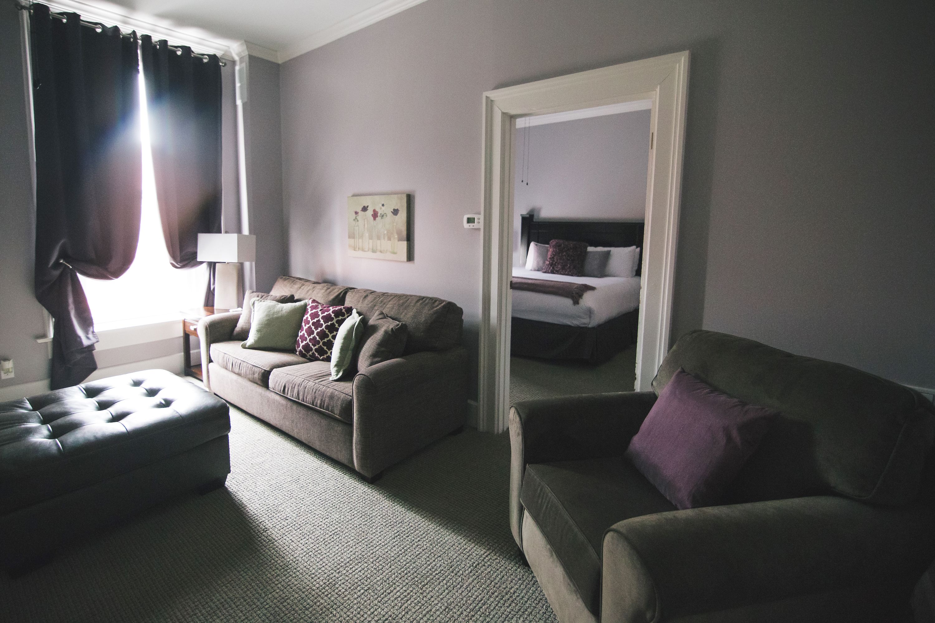 executive suite, 1 king bed, non smoking, kitchenette | living area | 42-inch flat-screen tv with digital channels, tv, streaming services