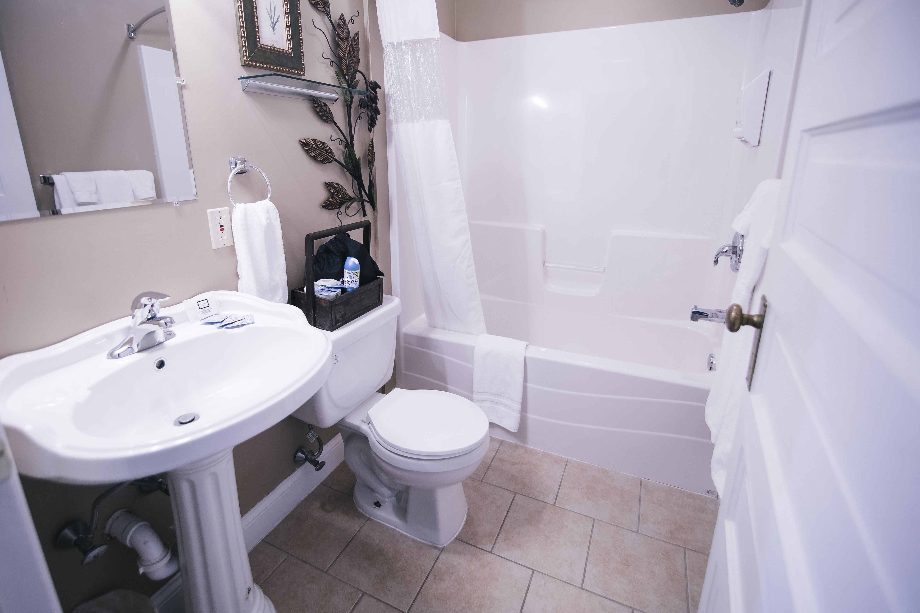 Un baño con lavabo, inodoro y bañera.