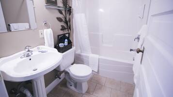 Un baño con lavabo, inodoro y bañera.