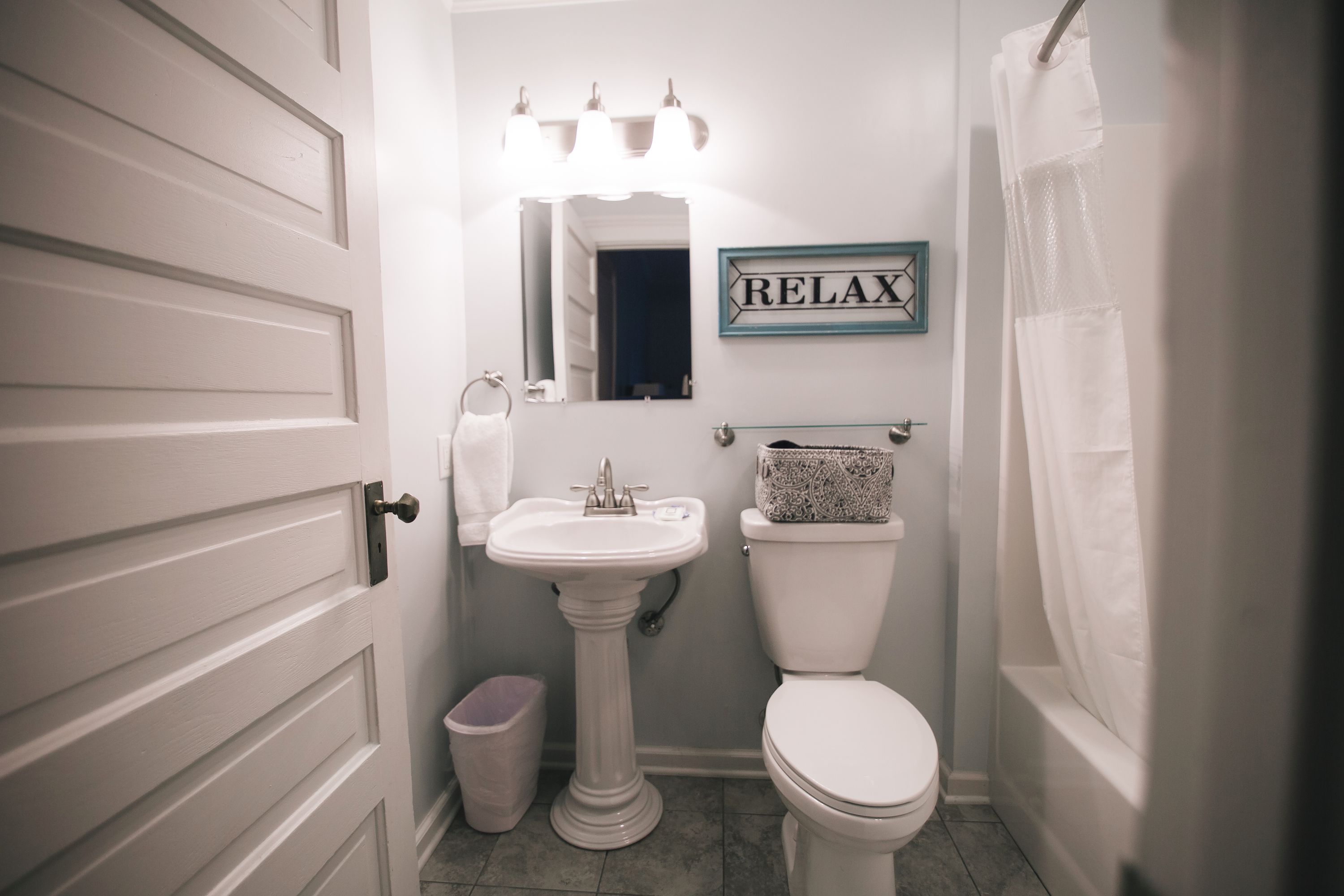 studio, 1 queen bed, non smoking, kitchenette | bathroom | combined shower/bathtub, free toiletries, bathrobes, towels