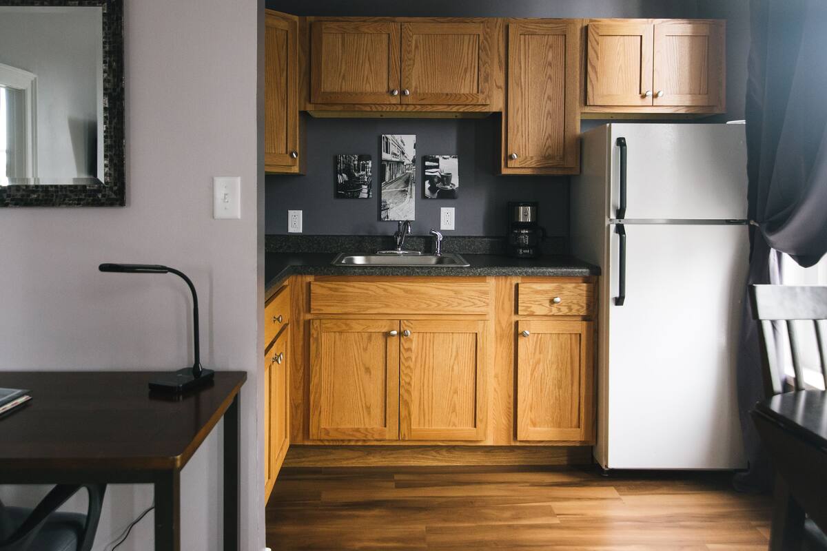 premier suite, 1 queen bed, non smoking, kitchenette | private kitchen | fridge, microwave, cookware/dishes/utensils