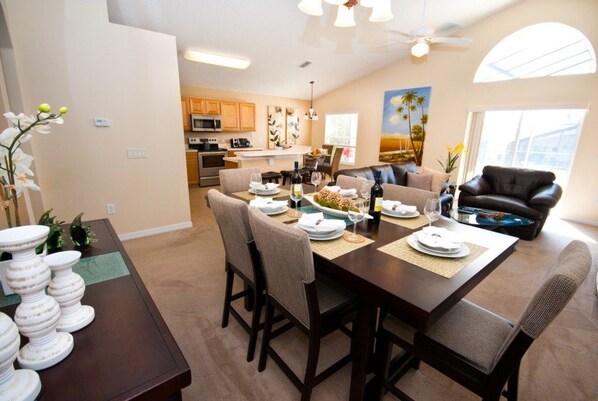 公寓, 多間臥室 | 起居區 | DVD 播放機