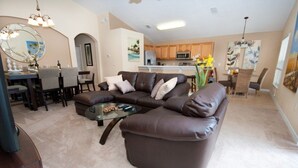 Living area - HighGate Park at Legacy Park (Davenport)