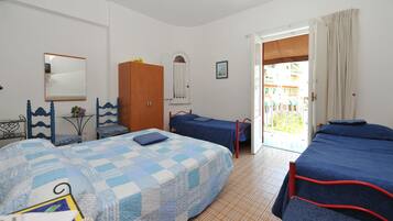 Habitación cuádruple | Edredón, wifi gratis y ropa de cama