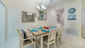 Appartement, plusieurs chambres | Repas dans la chambre