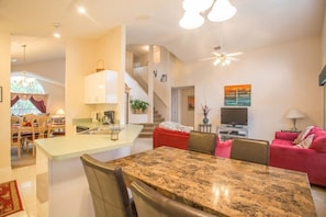 Apartamento, varias habitaciones | Servicio de comidas en la habitación