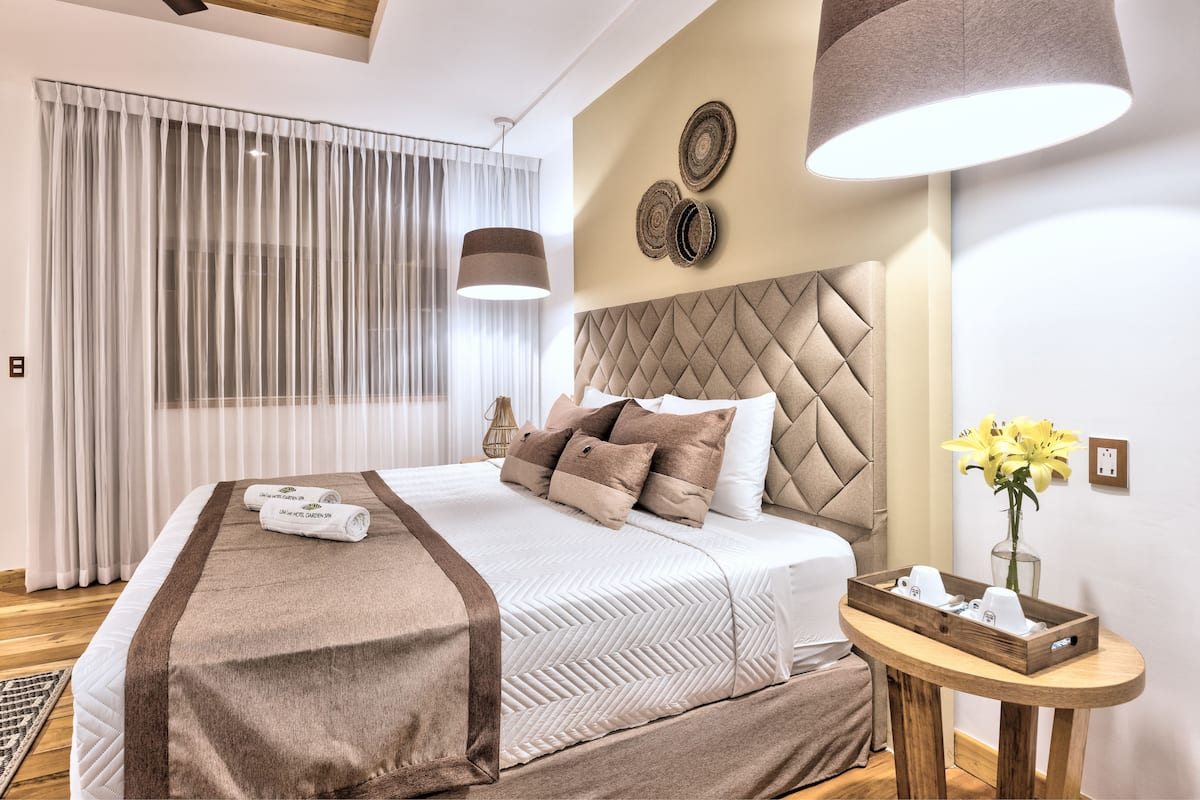 Premium studio suite, 1 kingsize bed, bad, uitzicht op tuin | Luxe beddengoed, een minibar, een kluis op de kamer