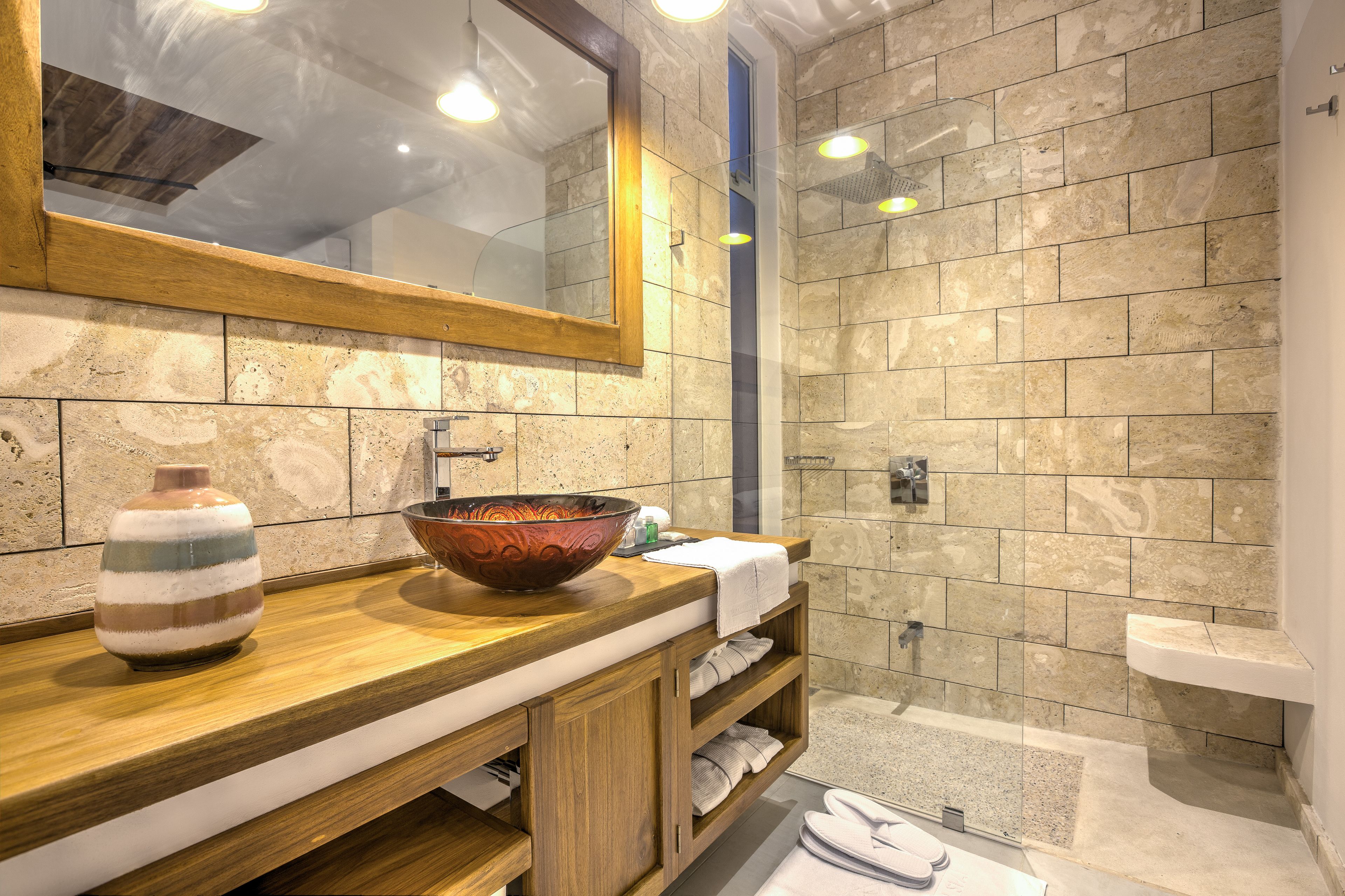 Deluxe Double Room, 1 King Bed | Bathroom | Free toiletries, towels, soap, shampoo