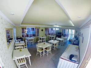 Café da manhã com buffet grátis todos os dias