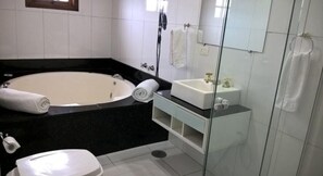 Suíte conforto | Banheiro | Chuveiro, secador de cabelo, toalhas de banho